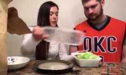 外国人吃辣条爆料视频,外国人挑战中国辣条，辣度揭秘！